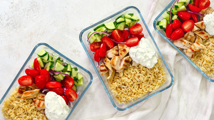 Repas équilibrés en boîte avec riz, poulet et crudités.