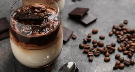 Dessert im Glas mit Schokolade, Kaffee und Sahneschicht.