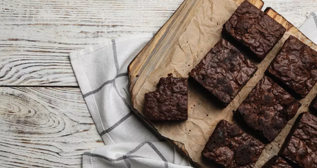 Brownies au chocolat maison sur planche en bois.