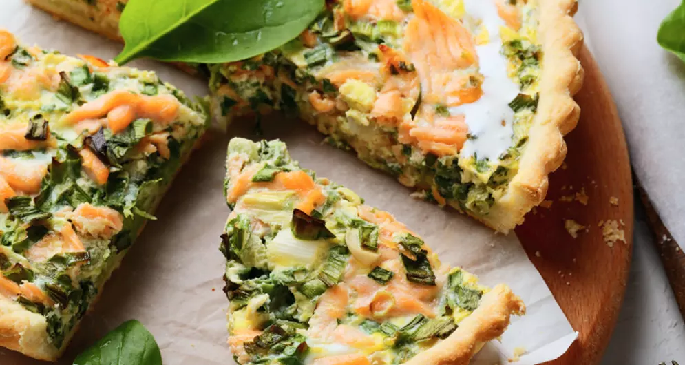Quiche met zalm, prei en spinazie.