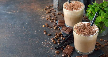 Frappè proteici al cioccolato con caffè e menta.