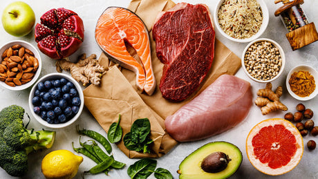 Ausgewogene Lebensmittel wie Lachs, Fleisch, Gemüse und Obst.