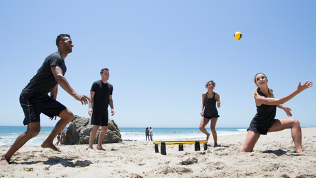 Partie de spikeball sur la plage.