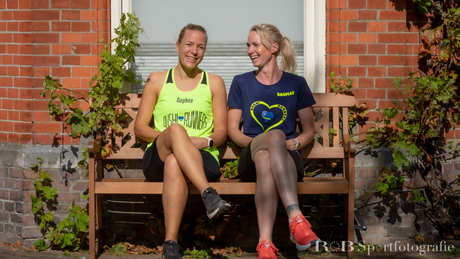 Deux femmes assises sur un banc après la course.