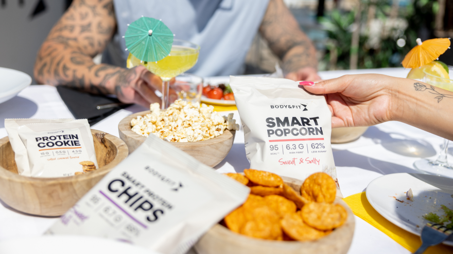 En-cas Body&Fit servis sur une table en terrasse.