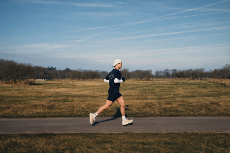 Man rent buiten op een weg in een open landschap, passend bij hybride sporten en duursport