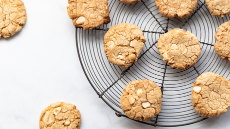 Cookies aux noix de macadamia sur grille.