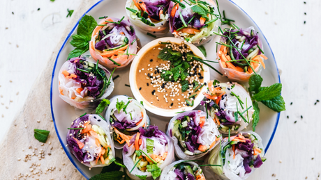 Vietnamese springrolls met groente en dipsaus.
