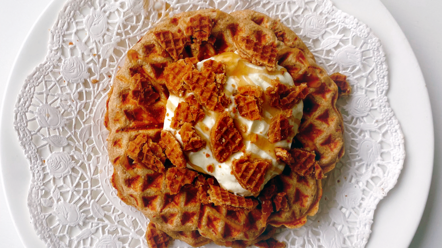 Gaufre aux éclats de stroopwafel et crème.