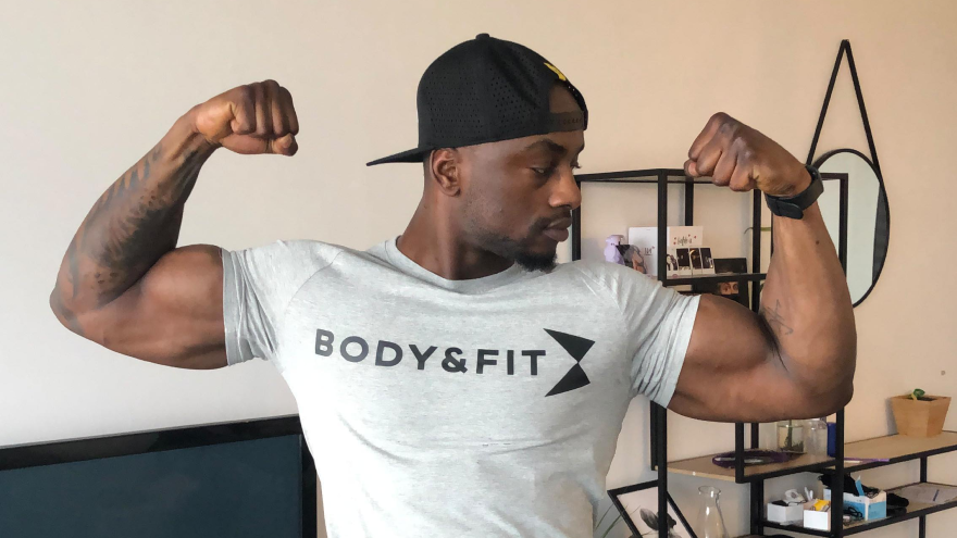 Homme fléchissant les bras en t-shirt Body&Fit.