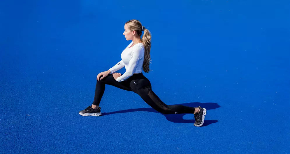 Étirement dynamique sur piste bleue en extérieur.