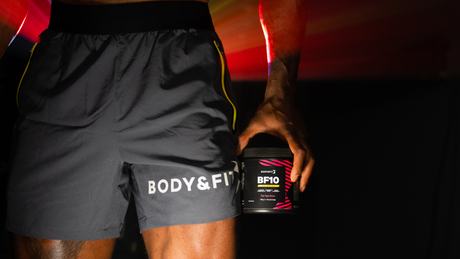 Homme en short Body&Fit tenant un pot BF10.