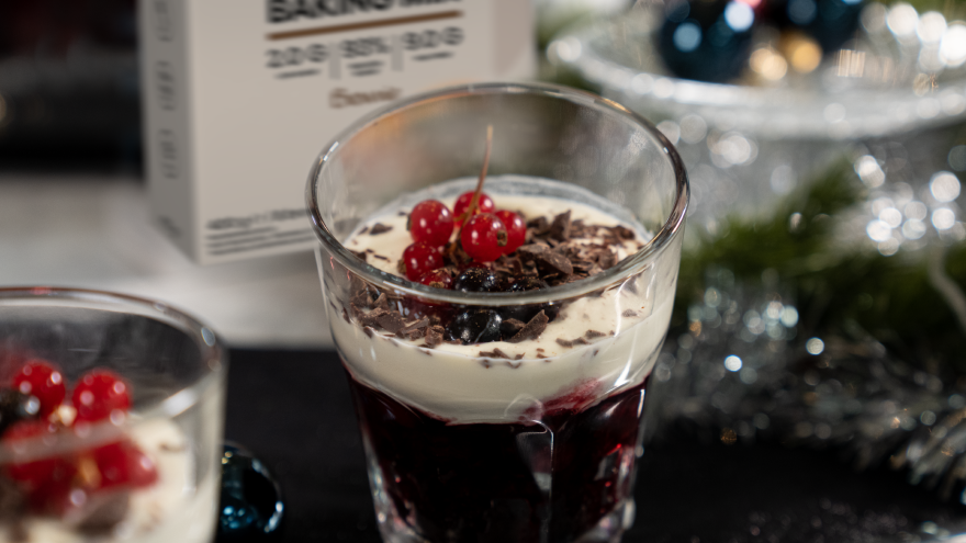 Verrine dessert à la crème et fruits rouges.
