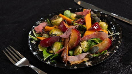 Bunte Herbstsalat-Bowl mit Kürbis, Schinken und Feldsalat.
