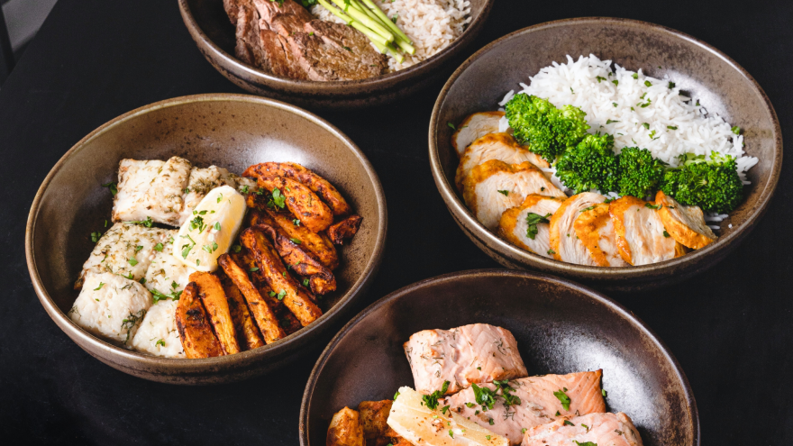 Assortiment de bowls équilibrés avec riz, légumes et protéines.