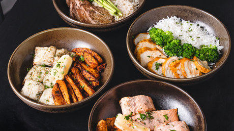 Assortiment de bowls équilibrés avec riz, légumes et protéines.
