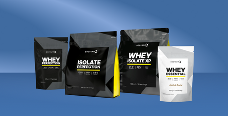Selectie van Body&Fit eiwitpoeders waaronder whey, isolate en essential blends, weergegeven in verpakkingen op een blauwe achtergrond