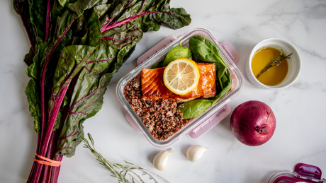 Repas sain avec saumon, quinoa et épinards frais.
