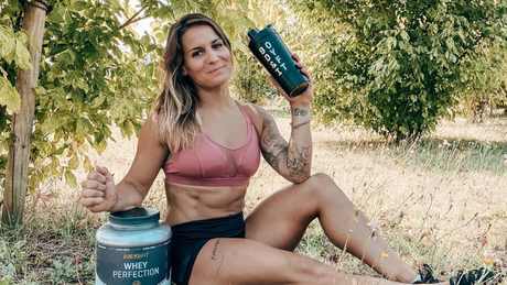 Donna con shaker Body&Fit e proteine Whey Perfection.