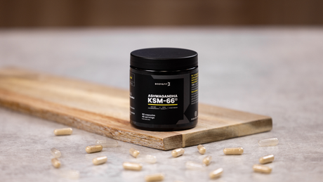 Potje Ashwagandha KSM-66 capsules op houten plank.
