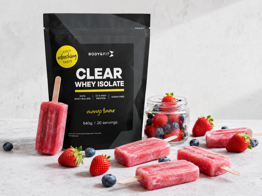 Zelfgemaakte proteïne ijsjes gemaakt met Clear Whey Isolate, verse aardbeien en blauwe bessen