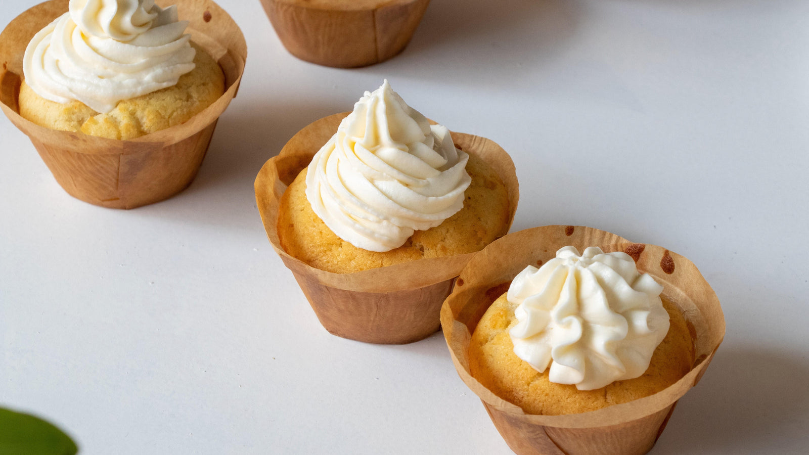 Cupcakes moelleux à la vanille avec glaçage crémeux.