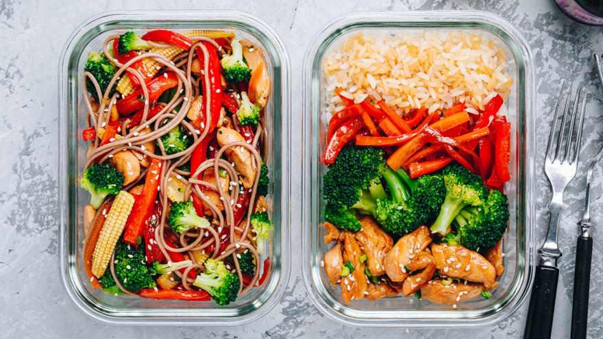 Mealprep met kip, broccoli, rijst en noedels.